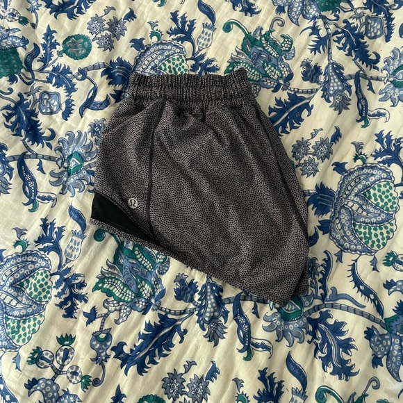 SIZE 4 2.5 LULULEMON SHORTS - perfect condition - so cute - Picture 3 of 5